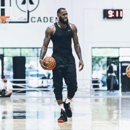[NBA-湖人] 砸歪篮筐！湖人大将6中1怒砍2分 正负值队内最低