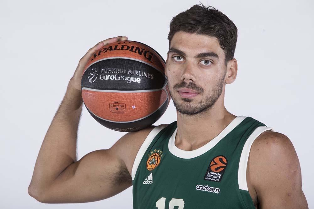 水晶宫主帅格拉斯纳足总杯失利后现身伦敦酒吧