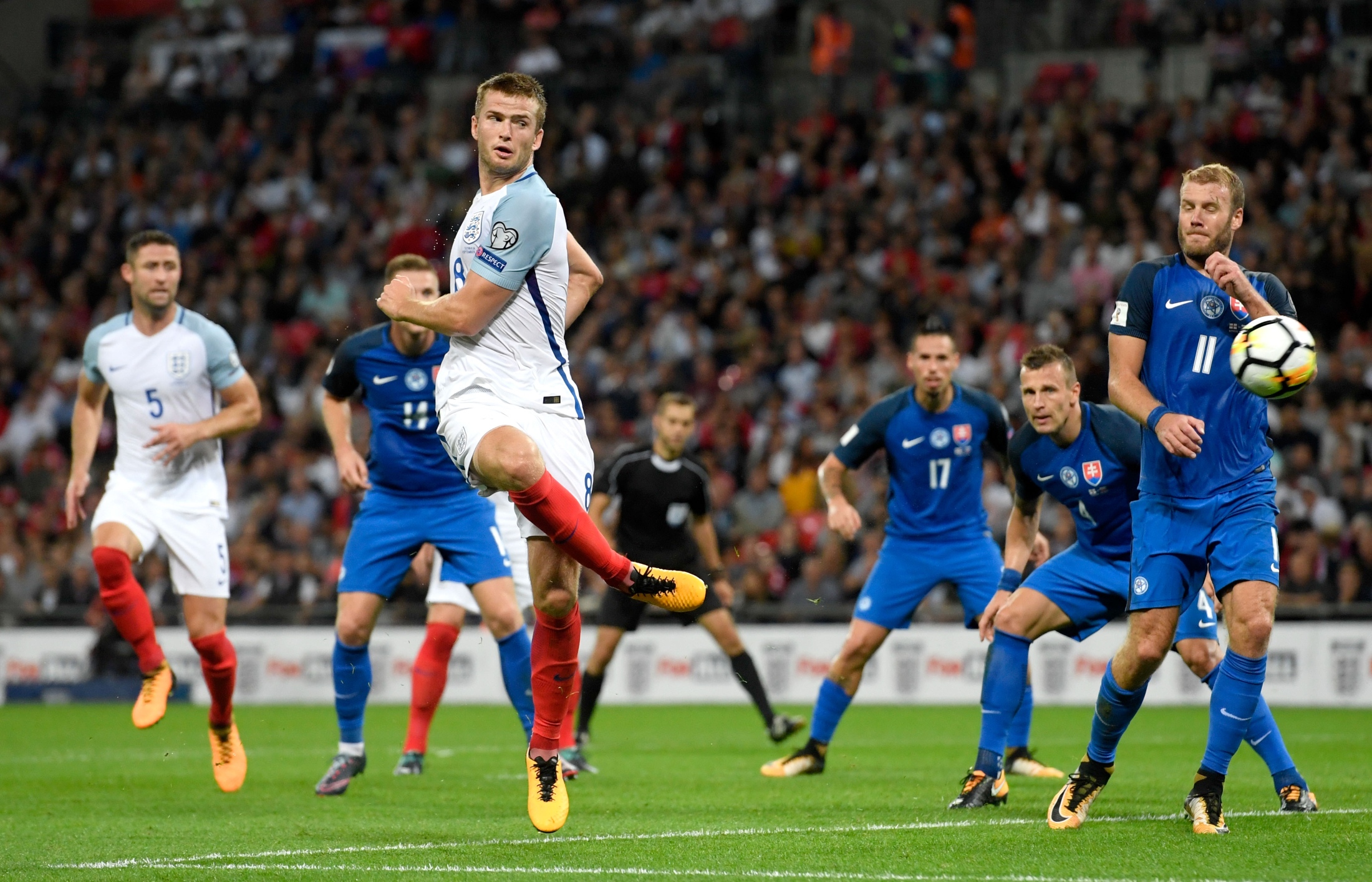 雄鹿争冠路艰难！利拉德受伤，字母哥或成NBA交易市场焦点