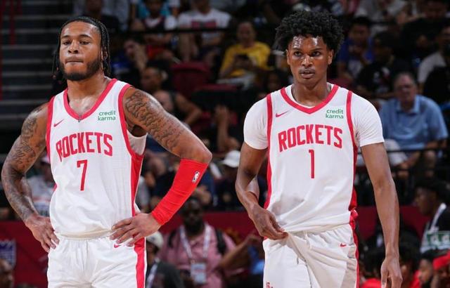 阿莫林被解雇后与妻子微笑现身