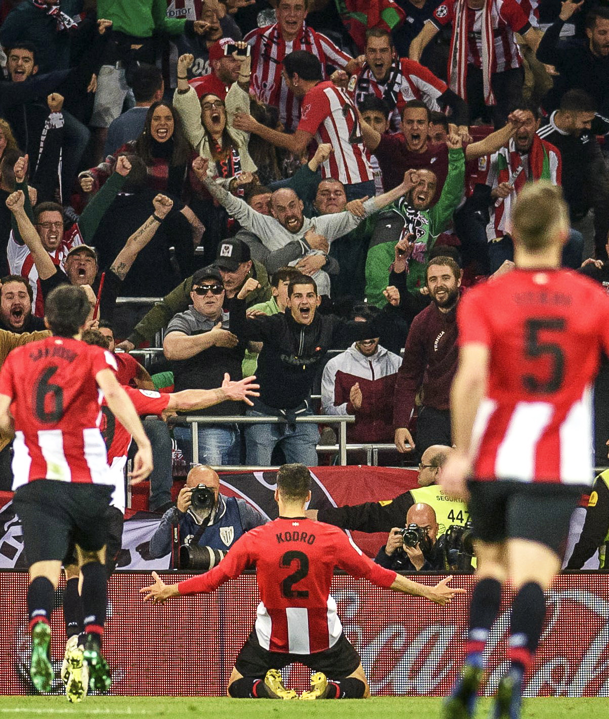 东契奇三双＆里夫斯状态不佳，湖人4分战胜76人