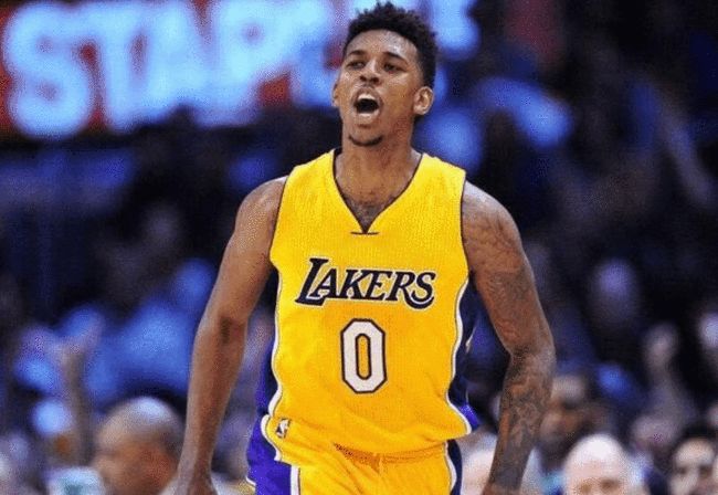 半场：帕尔马1-0博洛尼亚，博尼点射破门，铃木彩艳奉献神扑