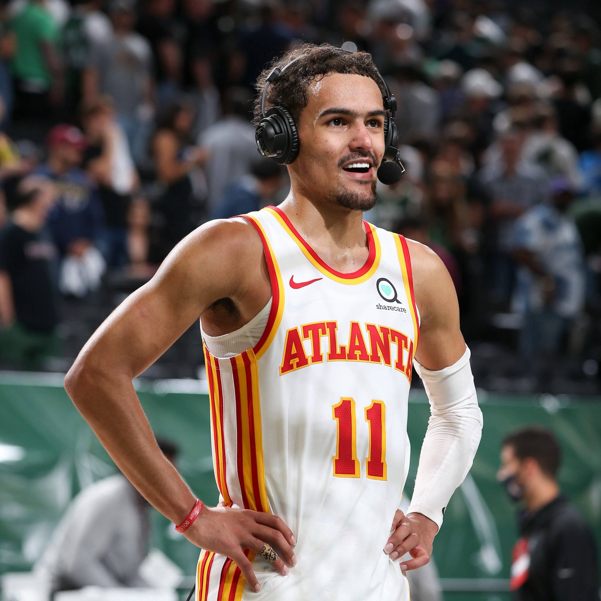 《从手指缝隙寻找旋转：解析现代棒球的粘性物质争议》